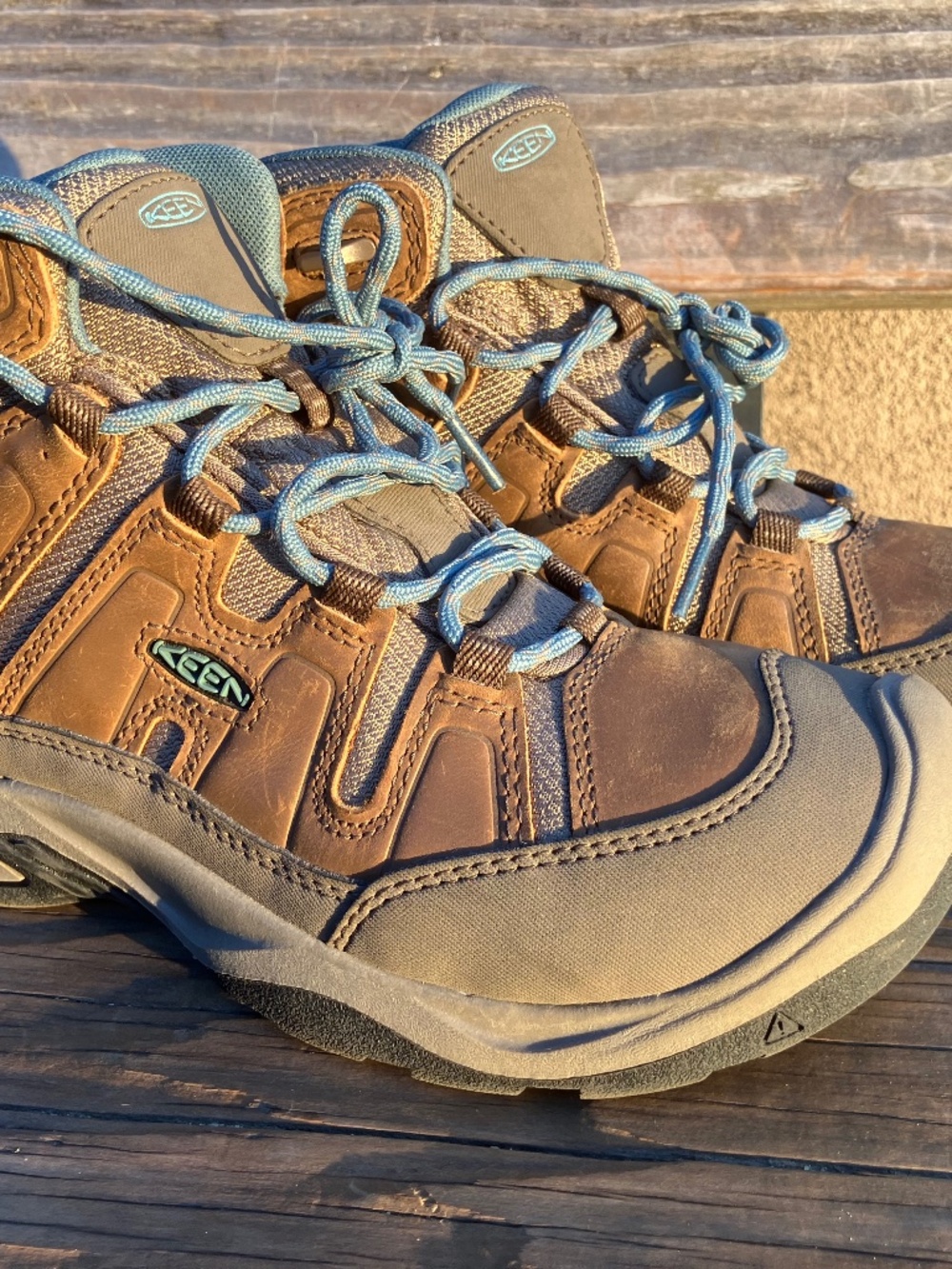 Women's Keen Circadia Mid Waterproof Boot SZ 7